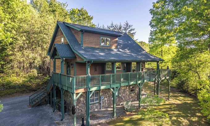 Cherokee Cabin | Customer Appreciation Year! Get a free night!