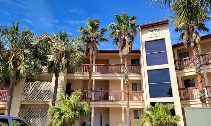 Navarre Beach Condo | Cute 1 bed, 1 bath condo is perfect for a couples retreat or small family!
