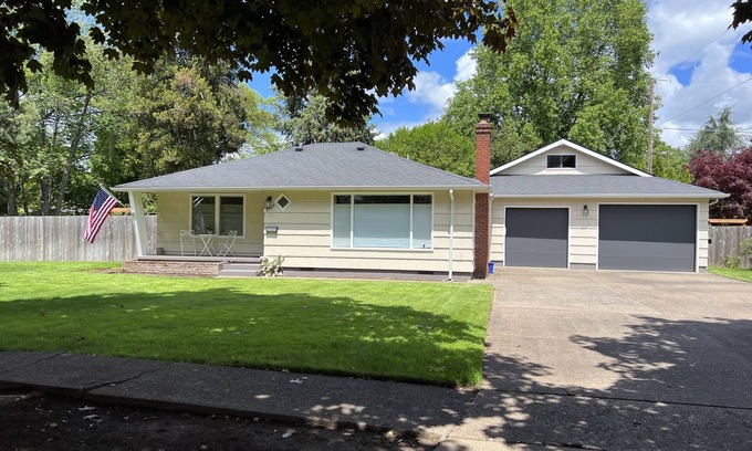 Harlow House | Cute 2 bedroom home walkable to Oakway & Autzen Stadium