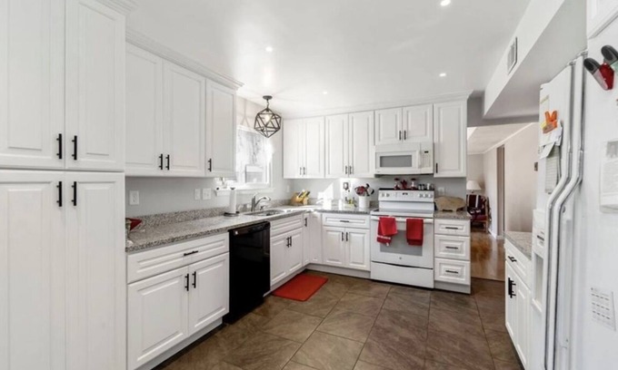 Norfolk - Virginia Beach House | Cute 4 bed/2.5 bath Home w/Pool - Sleeps 12! 30 night min