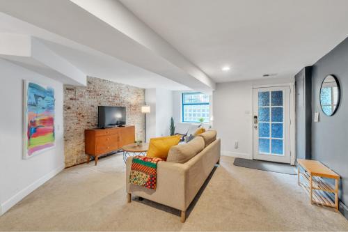 Columbia Heights House | Cute and Charming 1BR in Fantastic Location townhouse