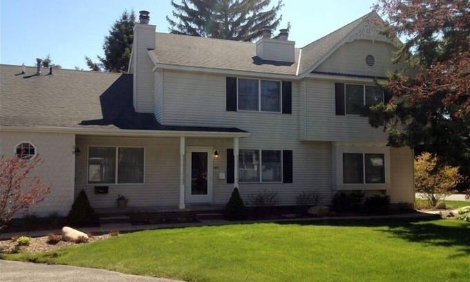 Harbor Springs Condo | Cute and comfortable townhouse condo, walking distance to town, beach, docks.