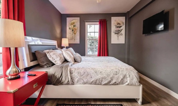 NoHo Arts District House | CUTE AND COZY 1-BEDROOM HOME IN NOHO ARTS DISTRICT (p21)