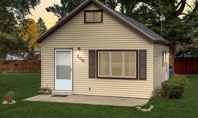 Houghton Lake House | Cute and cozy cabin with fenced private yard! Close to everything and the lake!