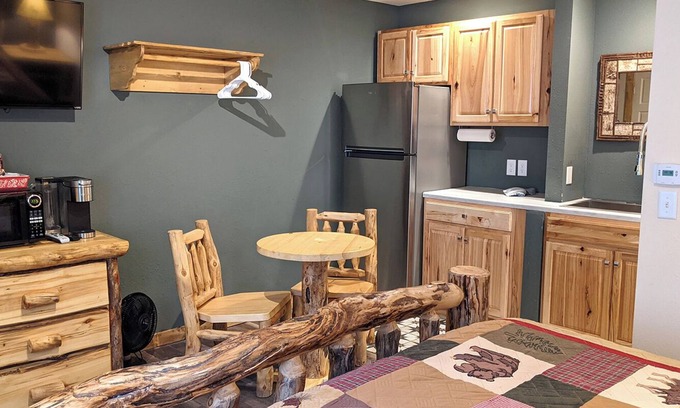 Estes Park Condo | Cute and Economical Studio with King Bed
