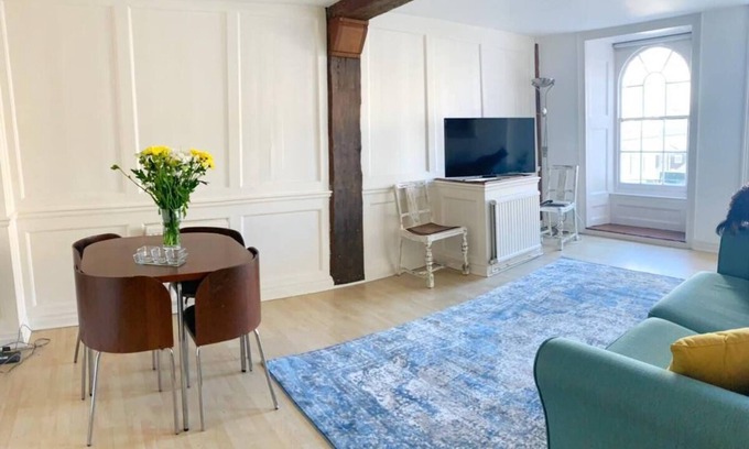 Hampton Wick Apartment | Cute and characterful apartment overlooking historic market square