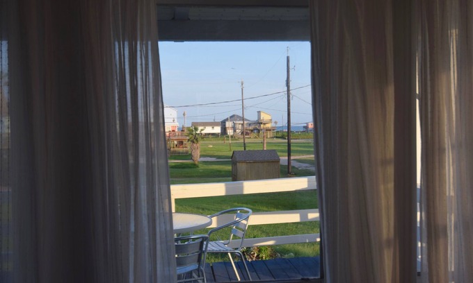 Surfside Beach House | Cute beach cottage just a few blocks from pedestrian beach