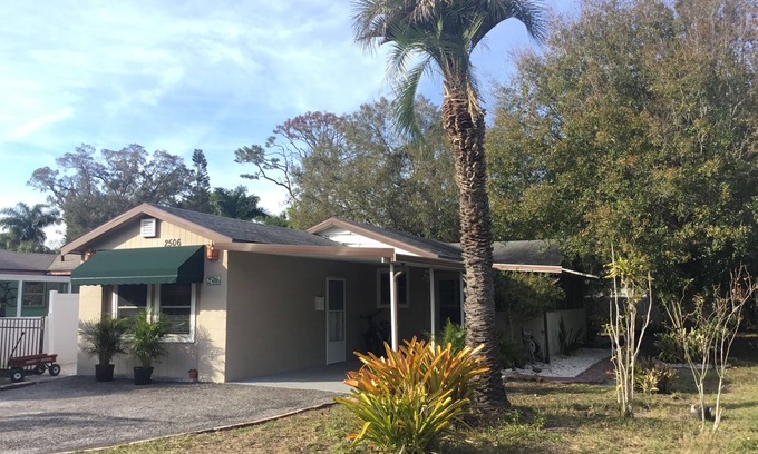 Bradenton House | Cute Bungalow close to downtown and Anna Maria Island.