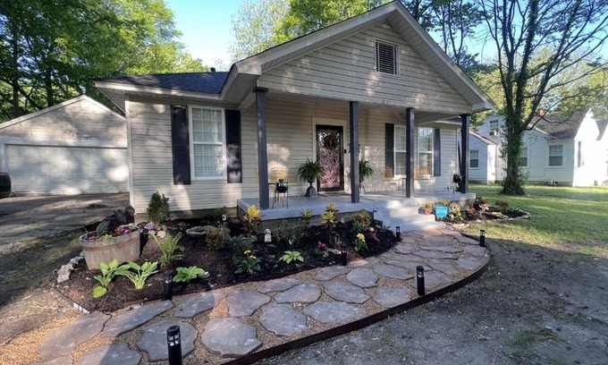 Whitehaven House | Cute bungalow located in Whitehaven near Elvis's mansion & Beale St.