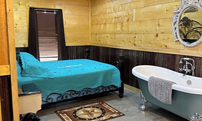 Bryson Cabin | Cute cabin with rustic vibe, pretty view and fishing!