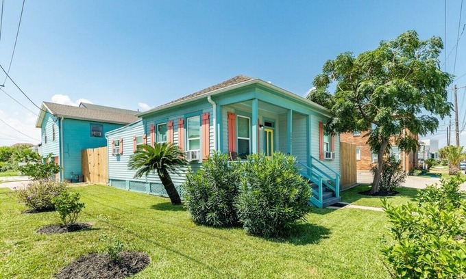San Jacinto House | Cute Casa Azul-2 Blocks to Beach, Private Yard!