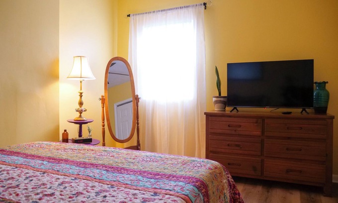 Merion Village House | Cute Columbus Bungalow + Modern Amenities. 7 min from downtown!