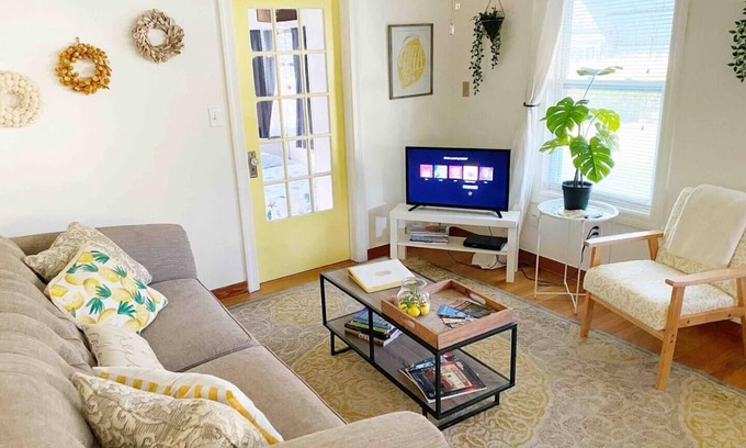 Arlington House | Cute, comfy and pet friendly cottage close to everything!