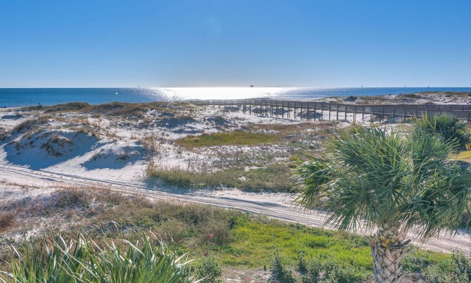 Fort Morgan Condo | Cute Condo - Beach Front - Lots of Amenities