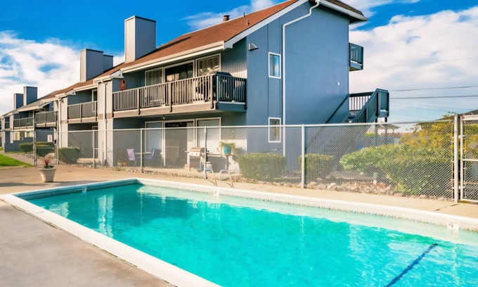 Birch Bay Condo | Cute Condo in Birch Bay w Hot Tub & a loft 209