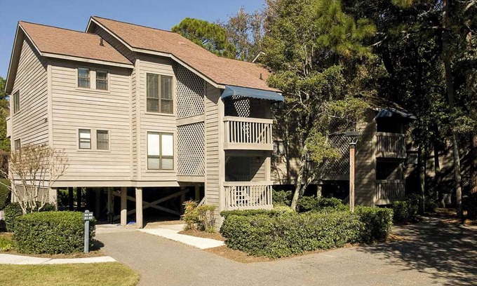 Palmetto Dunes Condo | Cute condo just steps from the beach & near golf with parking - dog-friendly