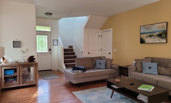Coos Bay House | Cute Convenient Comfortable House