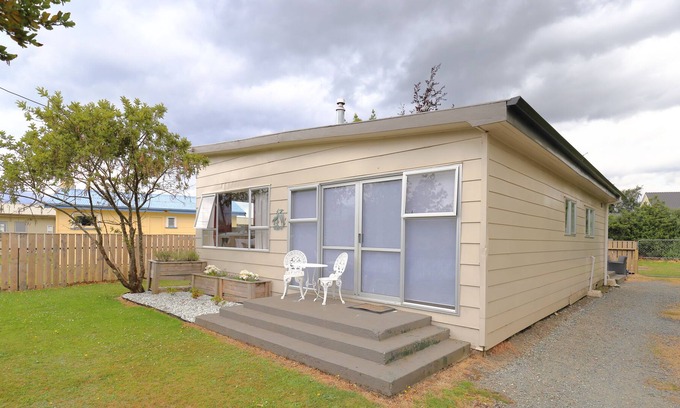 Te Anau Cottage | Cute Cottage 2 mins walk to Lake Te Anau and DOC