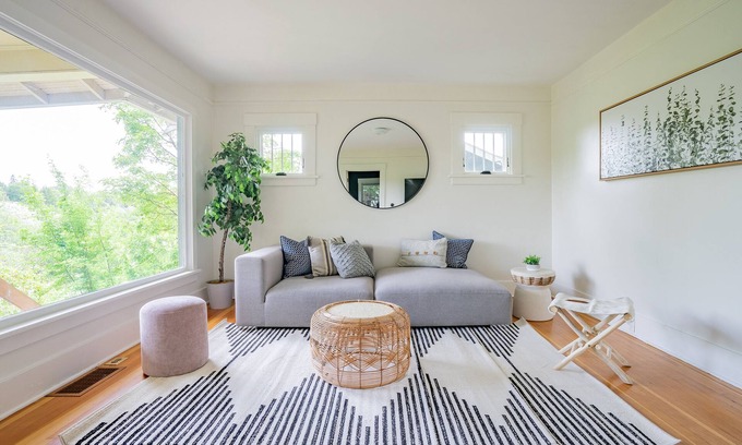 Genesee House | Cute Cottage Near Everything/DT