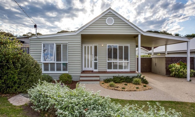 Rye House | Cute Cottage on Cain, Rye - 1 NIGHT FREE!* - Front Beach at the end of the street