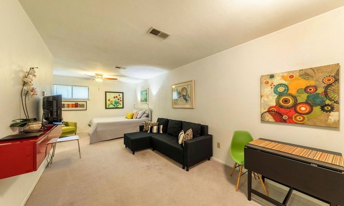 Hyde Park Condo | Cute, Cozy and Quiet Studio just north of UT and Downtown.