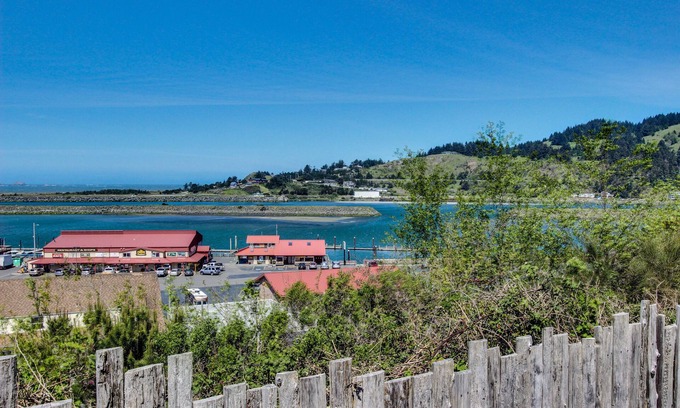 Gold Beach Cottage | Cute, Dog-Friendly Cottage with Bay and Ocean Views - Close to the Beach