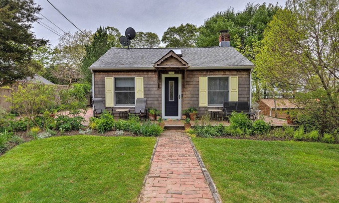 Springs Cottage | Cute East Hampton Cottage w/Patio - Walk to Beach