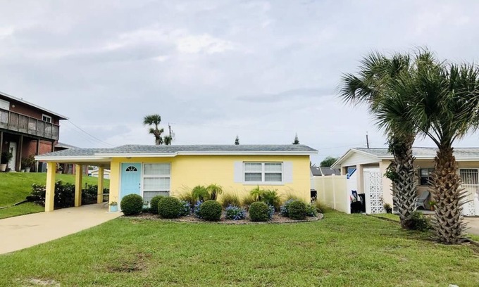 New Smyrna Beach House | Cute home walking distance of the beach