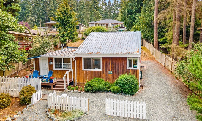 Freeland House | Cute, light-filled getaway with a furnished patio - walk to the water