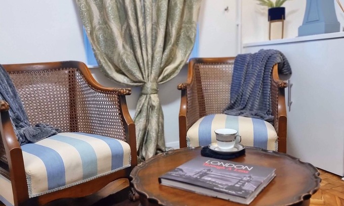 Runnymede Cottage | Cute Lion Cottage in Egham -Heathrow- 6 Guests