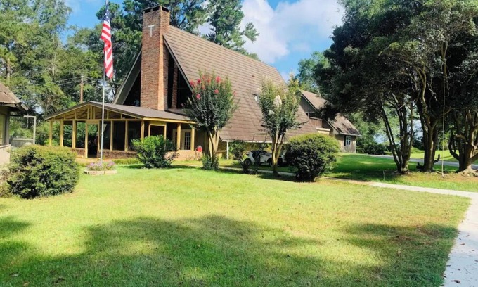 Moss Apartment | Cute little apt. Safe charming quiet setting.