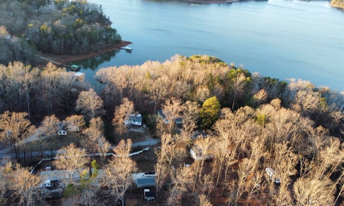 Townville House | Cute little Lake getaway with a dock! Perfect for fishing tournaments!