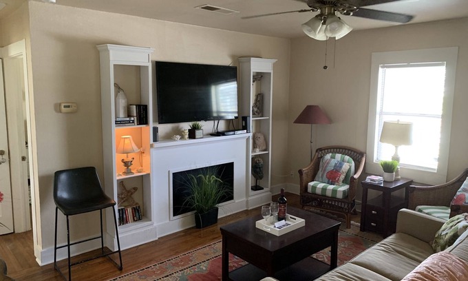 Rockport Cottage | Cute "Little Rose Cottage" is walking distance to downtown Rockport