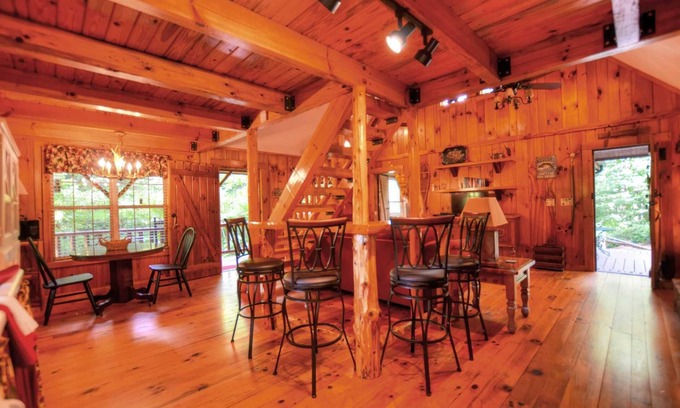 Sylva House | Cute On The Creek 1 Bedroom Cabin by Redawning