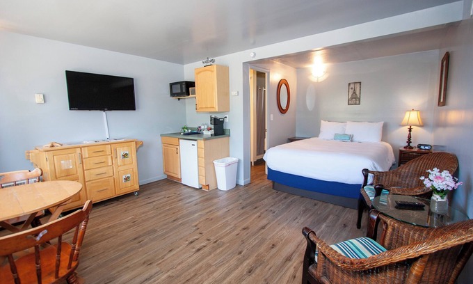 Westport Hotel | Cute, pet friendly motel. 1 mile to the beach and lighthouse.