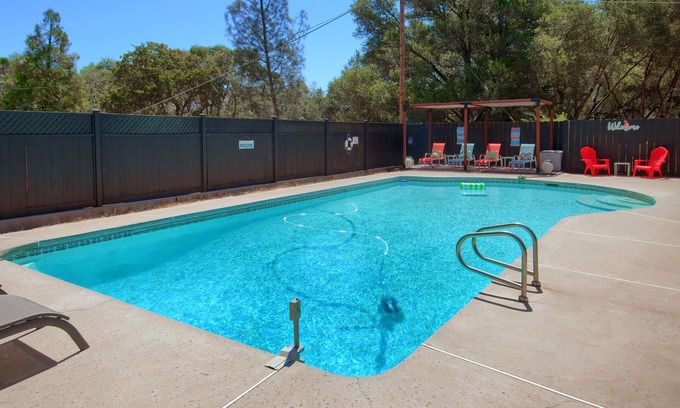 Mariposa House | Cute Pool House near Yosemite with a Hot Tub and Game room