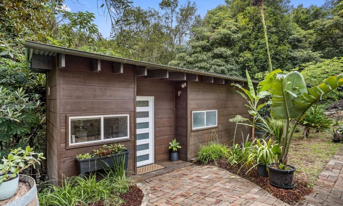 Randwick Apartment | Cute, private 2BR cottage ‘in the trees’, plus sofa bed, great location
