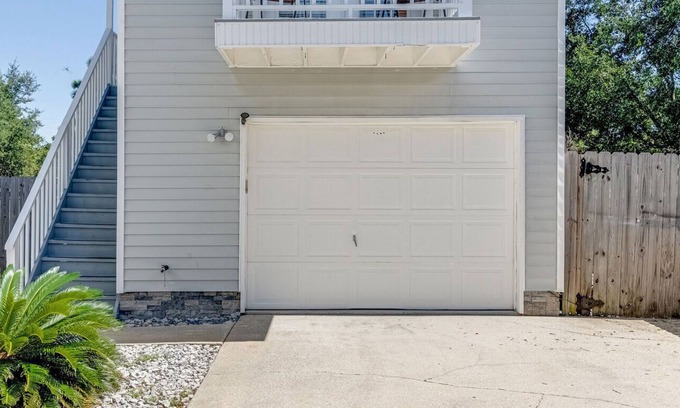 Navarre Apartment | Cute & Private Studio Apartment w Deck in Navarre