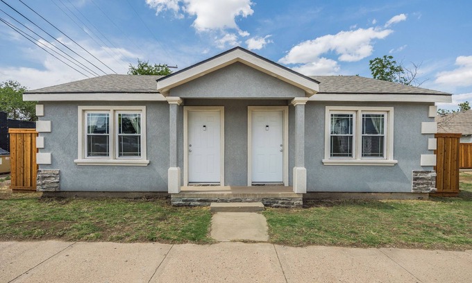 Amarillo House | Cute, Privately Split Duplex W/Queen Beds & Large TVs, Located on RT 66