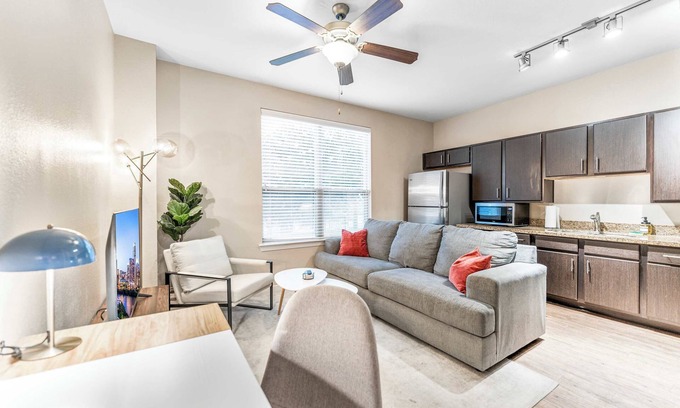 MLK Apartment | Cute SoCo 1BR King Suite w/GymPickleballLaundry