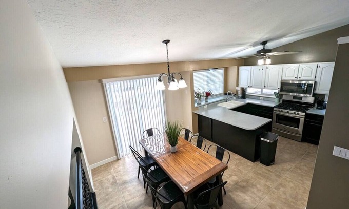 Layton House | Cute Spacious Home 3 BR