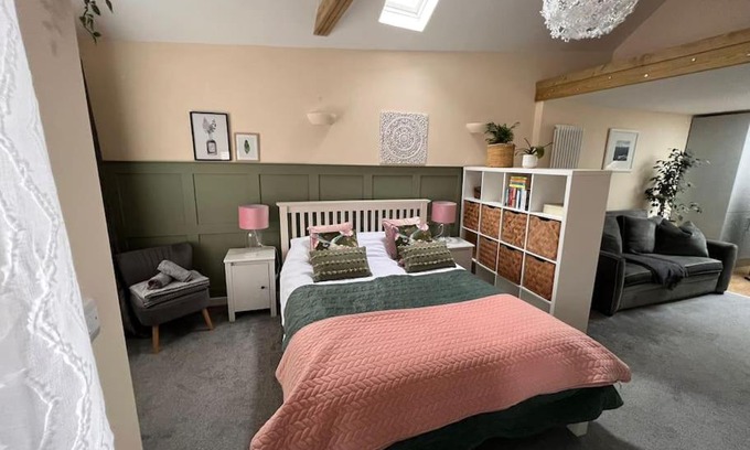 Worthing Apartment | Cute Studio with kitchen, patio and free parking