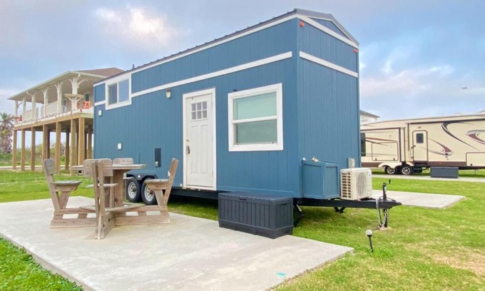 Crystal Beach House | Cute Tiny Home close to the Beach