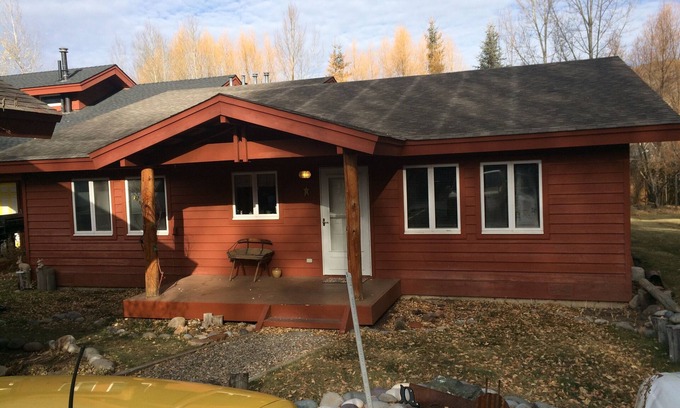 Melody Ranch House | Cute Townhouse 20 minutes from JHMR