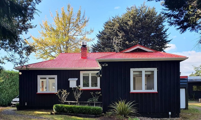 Te Anau Cottage | Cute 'Woodland Cottage' nestled amongst trees, 5 minutes from town