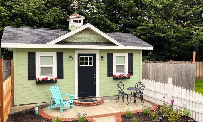 Lopez Island Cottage | 🌹Cutest Garden Cottage🌹Lopez Village-Walk to Beach, Dining, Brewery, Farm Mktn