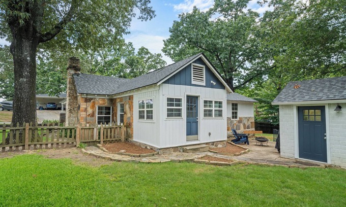 Mid America House | Cutest in Hot Springs "Amazing Place" Fully Restored-"English" Rock Cottage