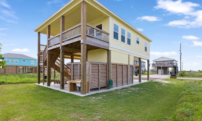 Port Bolivar House | Cuuuute Beachside Bungalow! KING beds, HOT TUB, Starlink, Steps to Beach!