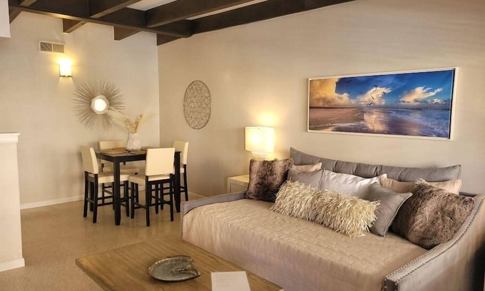 Clearwater Beach Apartment | CWB Retreats at Baymont Lofts - Loft D