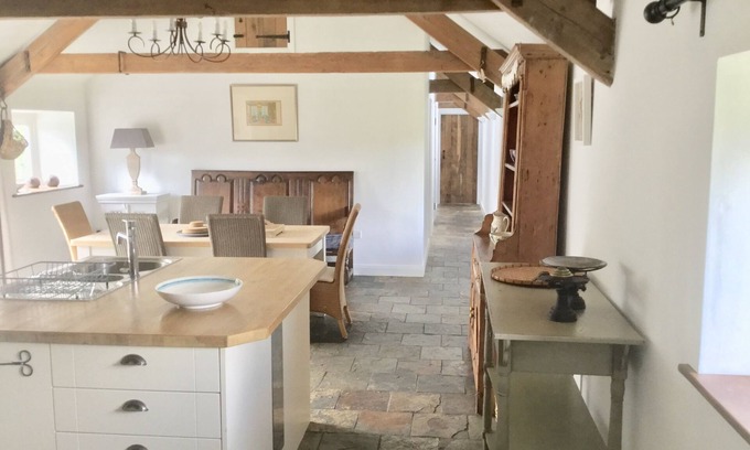 Llandovery House | CwCw Barn - Cuckoo Barn, on a hillside near the Brecon Beacons